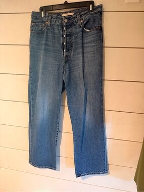 Levi's Straight-Leg Jeans in Medium Blue Wash